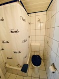 Badezimmer links mit Dusche und WC