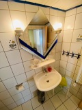 Badezimmer rechts mit Waschbecken und beheiztem Handtuchhalter