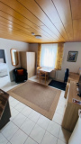 Wohnraum mit Miniküche, Essplatz, Schrank, Schreibtisch und TV-Kommode